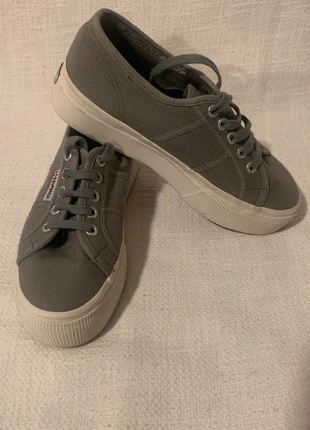 Zapatillas Superga grises con plataforma – Talla 37.5, merk: Superga, staat: Nieuw zonder prijskaartje, maat: 37.5, € 6,00, € 7,00 inclusief Kopersbescherming