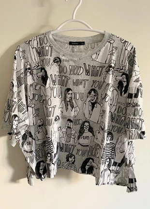 T-shirt cinza com print preto e branco, brand: Bershka, condizioni: Ottime, taglia: L / IT 44 / EU 40, €5.00, €5.95 include la Protezione acquisti