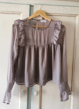 Blouse plumetis grise volants Pull&Bear, marca: Pull & Bear, estado: Muito bom, tamanho: M / 38 / 10, €12.00, €13.30 inclui Proteção do Comprador