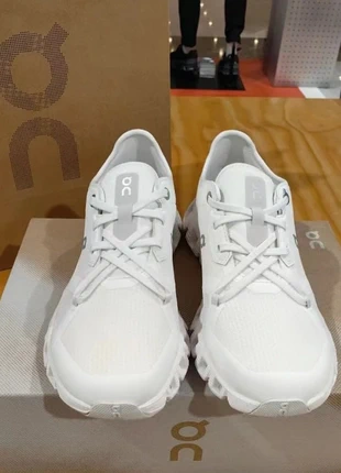 Sobre la ejecución de Cloudmonster, merk: ON EUNNING, staat: Nieuw zonder prijskaartje, maat: 44.5, € 99,00, € 104,65 inclusief Kopersbescherming