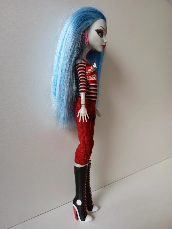 Ghoulia 2025 yelps muñeca