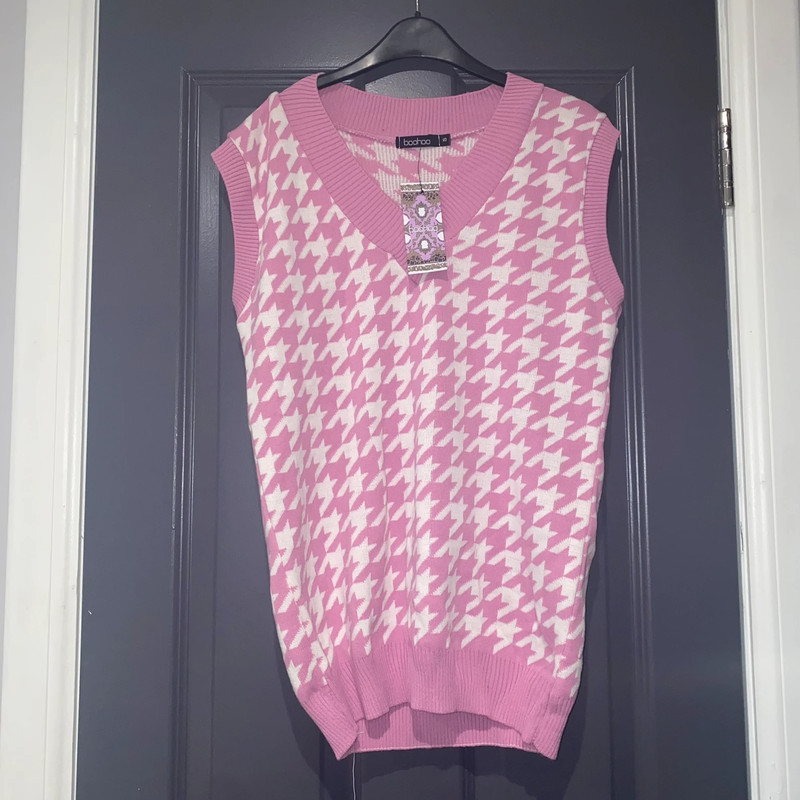 Pink and white dogtooth jumper 1