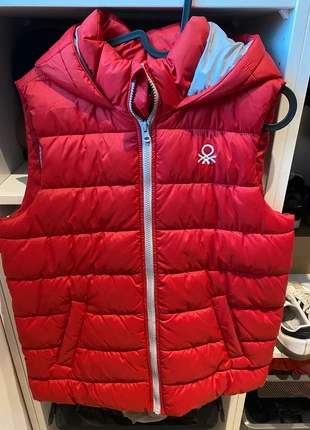 Doudoune sans manches rouge, marke: United Colors of Benetton, zustand: Neu, größe: 12 Jahre / 152, 15,00 €, 16,45 € inklusive Vinted-Käuferschutz