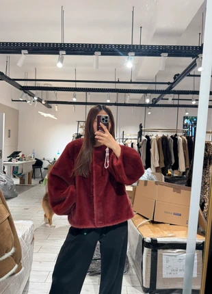 Veste bordeaux col rond en fausse fourrure avec manches ballons et boutons pression, merk: Giovanni, staat: Nieuw met prijskaartje, maat: M / 38 / 10, € 139,00, € 146,65 inclusief Kopersbescherming Pro