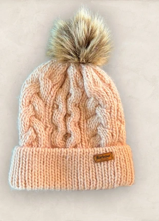 Bonnet Barbour grosse maille torsadée beige clair avec pompon, parfait état, merk: Barbour, staat: Heel goed, maat: Universele maat, € 16,00, € 17,50 inclusief Kopersbescherming