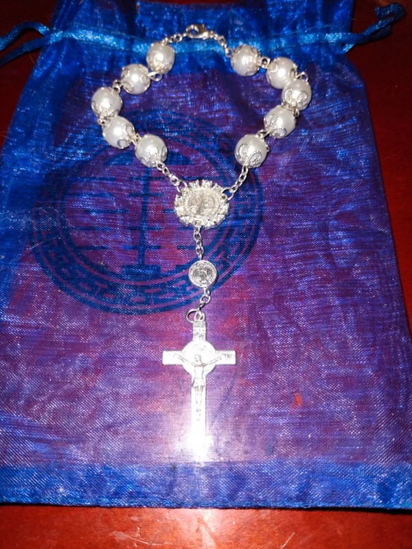 Absolutely gorgeous handmade bracelet rosary pearls outlined in silver 2
