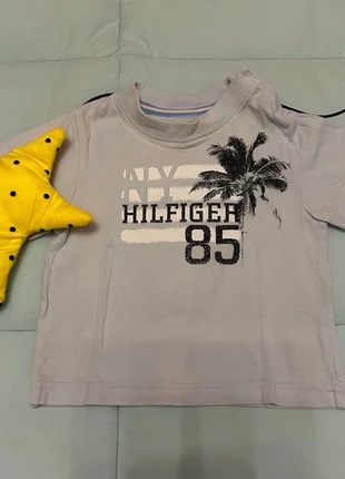 T-shirt azul da Tommy Hilfiger, marca: Tommy Hilfiger, estado: Bom, tamanho: 6-9 meses / 68 cm, €3.10, €3.96 inclui Proteção do Comprador