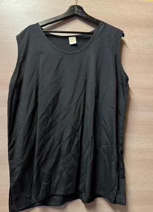 Effen zwarte top, merk: M&S Mode, staat: Heel goed, maat: 4XL / 48 / 20, € 2,00, € 2,80 inclusief Kopersbescherming