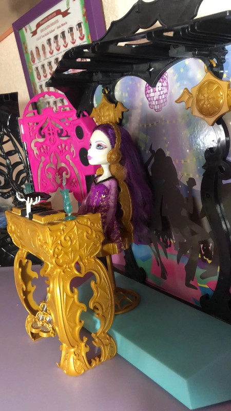 Monster High 13 Wishes Party Lounge & Spectra Vondergeist Doll