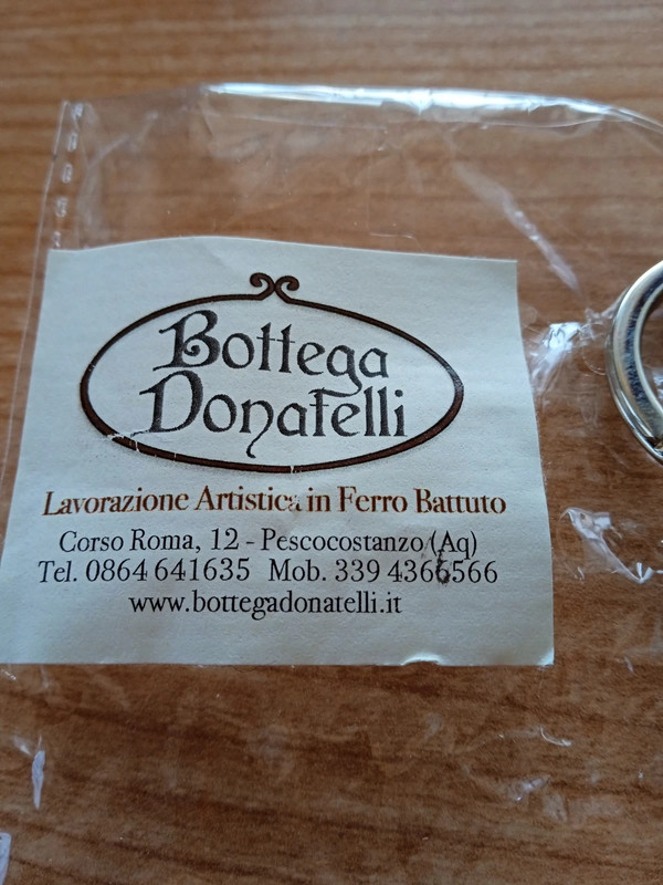 Portachiavi con incisa la D della Bottega Donatelli