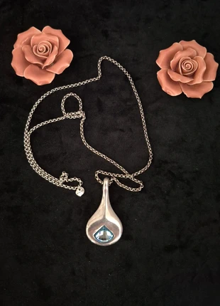 Superbe collier Ciclon argenté 🤍 avec son pendentif 🩵désign incrusté d un verre facetés bleu, marca: Ciclon, estado: Muito bom, €46.00, €49.00 inclui Proteção do Comprador Pro
