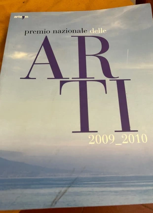 Premio nazionale della arti 2009-2010. Catalogo arte Ediz. italiana e inglese, état: Très bon état, 10,00 €, 11,20 € Protection acheteurs incluse