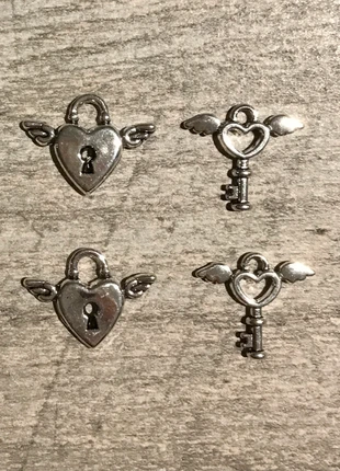 Lot 129 : 2 paires de breloques cadenas + clé alliage de zinc argenté, staat: Heel goed, € 1,40, € 2,17 inclusief Kopersbescherming Pro