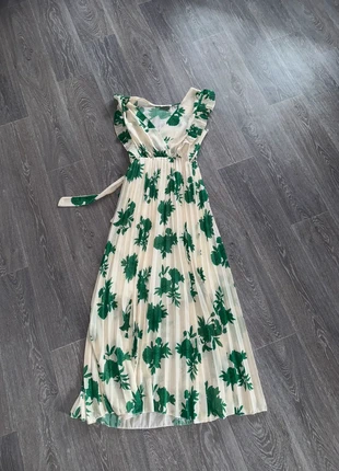 🌸 Robe d’été évasée blanche à fleurs vertes – mi-longue, merk: Boutique indépendante, staat: Nieuw zonder prijskaartje, maat: Universele maat, € 7,00, € 8,05 inclusief Kopersbescherming
