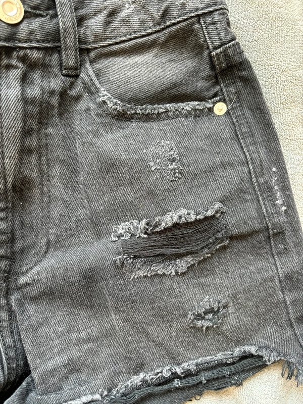 Czarne jeansowe krótkie spodenki 2