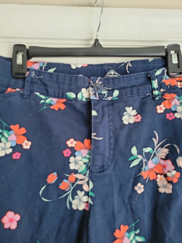 St. John’s Bay Floral Capri Pants 4