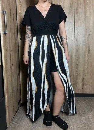 Unique Bodysuit Dress with Shorts | Black T-Shirt & Printed Long Skirt | Comfy & Statement Look, merk: Illusion, staat: Heel goed, maat: M / 38 / 10, € 12,00, € 13,30 inclusief Kopersbescherming