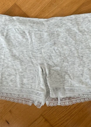 Primark light grey marl pyjama shorts with lace, merk: Primark, staat: Nieuw zonder prijskaartje, maat: XXS / 32 / 4, € 2,00, € 2,80 inclusief Kopersbescherming