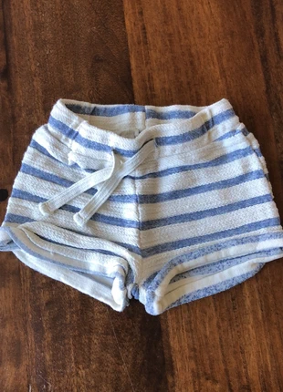 Korte broekjes, marque: Hema, état: Très bon état, taille: 6-9 mois / 68 cm, 2,50 €, 3,33 € Protection acheteurs incluse