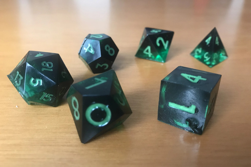 Set di 6 Dadi in Resina Artiginali Verde e Nero + sacchetto gratis / Handcrafted Dice Set + free bag 3