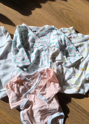 4 pièces bodies, marque: Vertbaudet, état: Très bon état, taille: 1-3 mois / 56 cm, 3,50 €, 4,38 € Protection acheteurs incluse