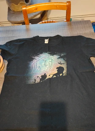 T-shirt roi lion, merk: Qwertee, staat: Goed, maat: L, € 3,00, € 3,85 inclusief Kopersbescherming