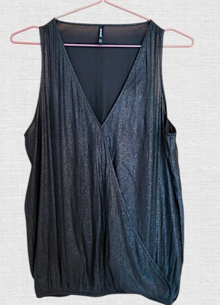Top metálico sin mangas con escote en V fiesta de Stradivarius talla S, marca: Stradivarius, estado: Muy bueno, tamaño: S / 36 / 8, 3,50 €, 4,38 € Protección al comprador incluida