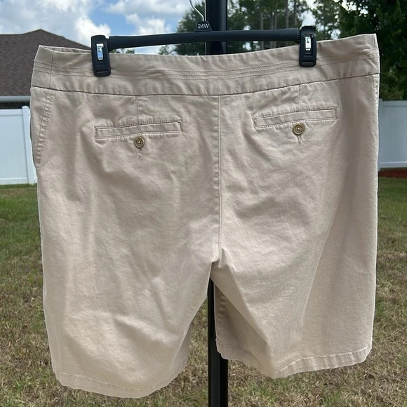 Never worn Old Navy women's plus shorts 2