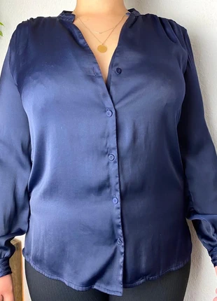 Blaue Satinbluse H&M, marque: H&M, état: Très bon état, taille: L / 40 / 12, 8,00 €, 9,10 € Protection acheteurs incluse