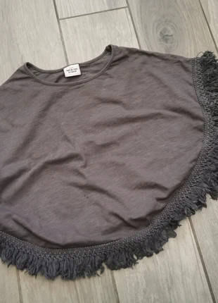 Poncho gris avec franges TAO pour 4 ans , merk: TAO, staat: Heel goed, maat: 4 jaar / 104 cm, € 4,00, € 4,90 inclusief Kopersbescherming