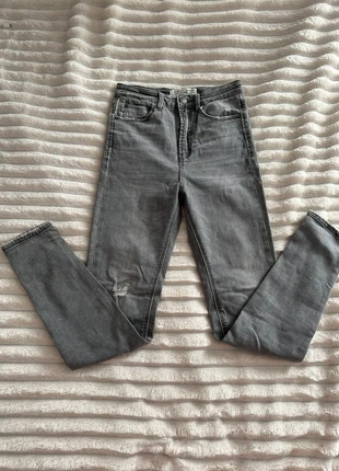 Jean à trou super high waist Stradivarius Xs/34, marque: Stradivarius, état: Très bon état, taille: XS / 34 / 6, 5,00 €, 5,95 € Protection acheteurs incluse