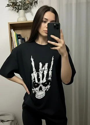 T-shirt oversize “Skull Rock” imprimé tête de mort squelette main rock, parfait pour Halloween, marque: LOOK, état: Très bon état, taille: S / 36 / 8, 20,60 €, 22,33 € Protection acheteurs (Pro) incluse