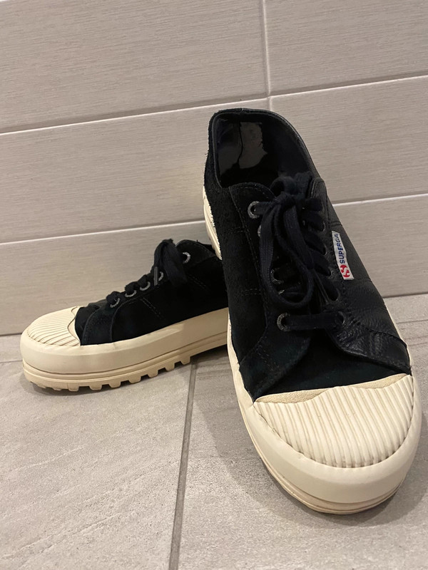 Superga sale per paura