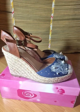 Jolies sandales compensées espadrille jeans avec perles neuves T41, brand: Maison Vachon, condizioni: Nuovo senza cartellino, taglia: 41, €16.00, €17.50 include la Protezione acquisti