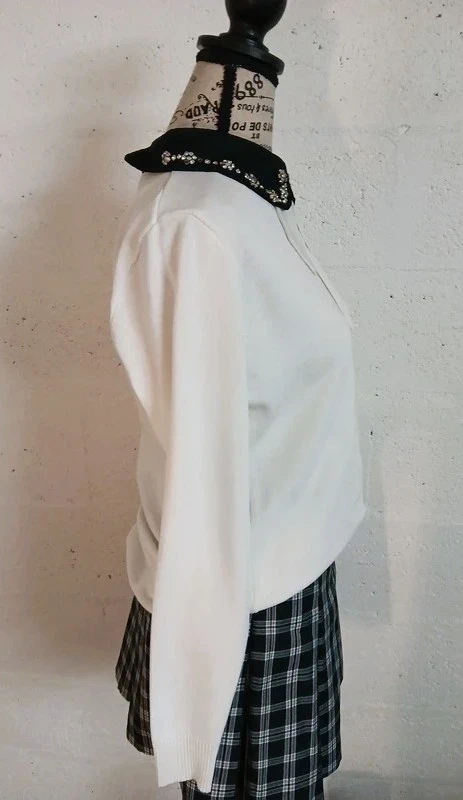 🤍 Pull blanc col noir décoré – Miss Sara – Taille 40/42 – Bon état - photo numéro 7