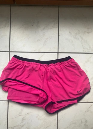 Short running Nike taille L couleur rose, marque: Nike, état: Très bon état, taille: L / 40 / 12, 13,00 €, 14,35 € Protection acheteurs (Pro) incluse