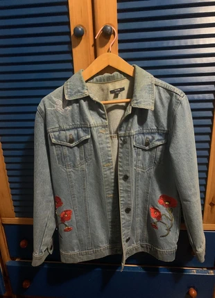 Giacca di jeans con patch, brand: Kiabi, condizioni: Ottime, taglia: M / IT 42 / EU 38, €10.00, €11.20 include la Protezione acquisti