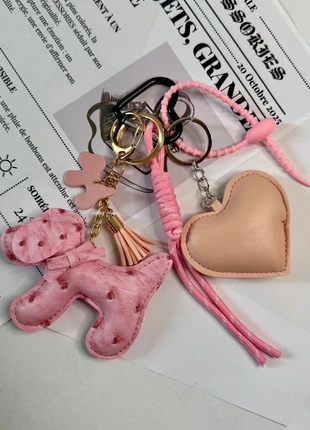 🐩 Porte-clé / Grigri Rose – Cœur rose & Chien, merk: Accessories, staat: Nieuw met prijskaartje, € 8,97, € 10,12 inclusief Kopersbescherming