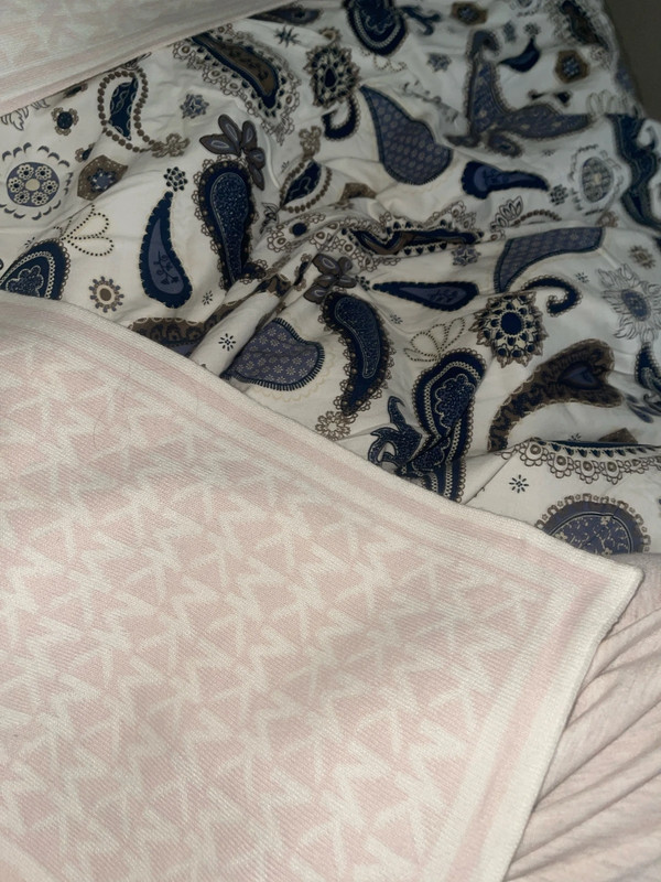 Pink and white michael kors scarf Vinted