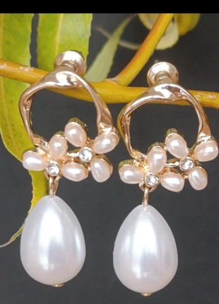 Boucles d'oreilles fleurs perle blanche, état: Neuf sans étiquette, 9,80 €, 10,99 € Protection acheteurs incluse