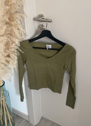 Pull en V crop H&M, brand: H&M, condizioni: Ottime, taglia: XS / IT 38 / EU 34, €4.00, €4.90 include la Protezione acquisti