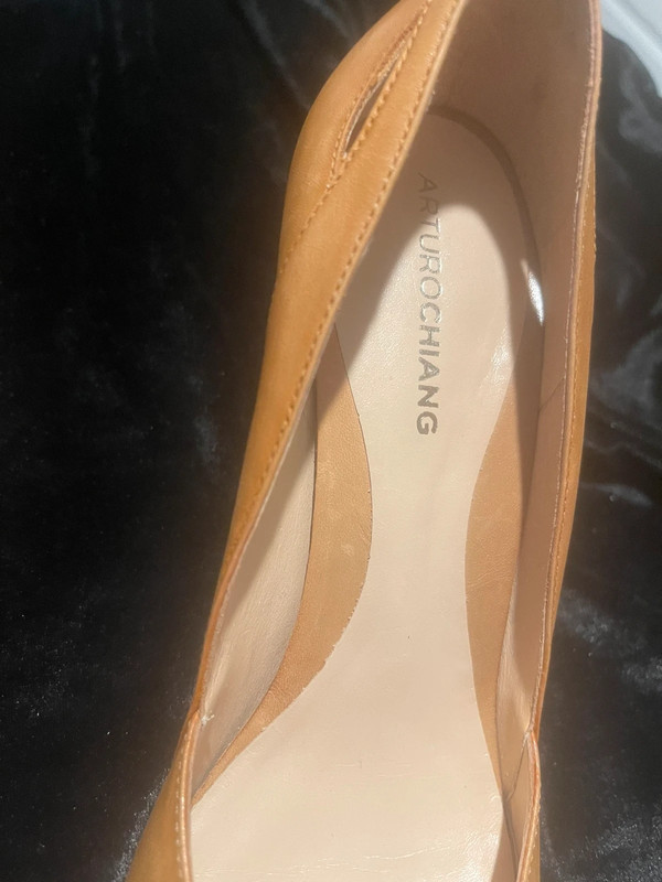 Arturo Chiang Size 7.5M Tan Pumps. Round toe. Cut outs 2