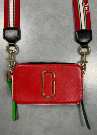Marc Jacobs Snapshot – Sac bandoulière Femme – Couleur Rouge – Détails Dorés – Bandoulière Rayée, marque: Marc Jacobs, état: Très bon état, 114,00 €, 120,40 € Protection acheteurs incluse