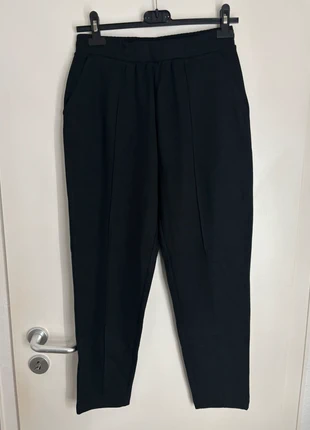 Reserved schwarze Stoffhose mit Bundfalten, brand: Reserved, condizioni: Ottime, taglia: M / IT 42 / EU 38, €21.00, €22.75 include la Protezione acquisti