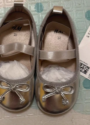 Ballerine argentate con fiocchetto, suola in gomma.nr 22, brand: H&M, condizioni: Ottime, taglia: 22, €4.50, €5.43 include la Protezione acquisti