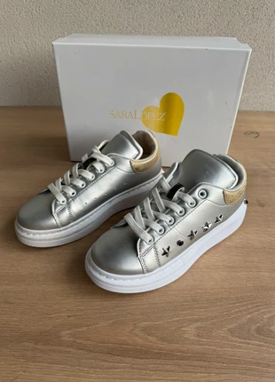 Baskets femme Sara Lopez gris et blanc taille 37 - Neuves en boîte d'origine, marque: Sara López, état: Neuf sans étiquette, taille: 37, 18,00 €, 19,60 € Protection acheteurs (Pro) incluse