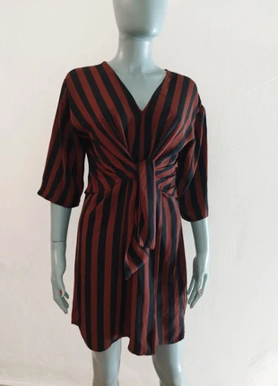 Mini Abito a Righe Marroni e Nere Bershka con Nodo Frontale#G8, merk: Bershka, staat: Heel goed, maat: M / 38 / 10, € 5,00, € 5,95 inclusief Kopersbescherming