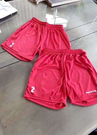 2 rode voetbalshorts, marca: Masita, estado: Muito bom, tamanho: M, €7.00, €8.05 inclui Proteção do Comprador