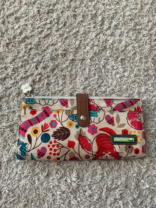 Lily Bloom wallet c25 1