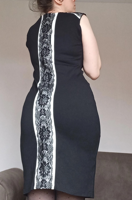 Originali maža juoda suknelė su nėrinių puošyba | Vinted